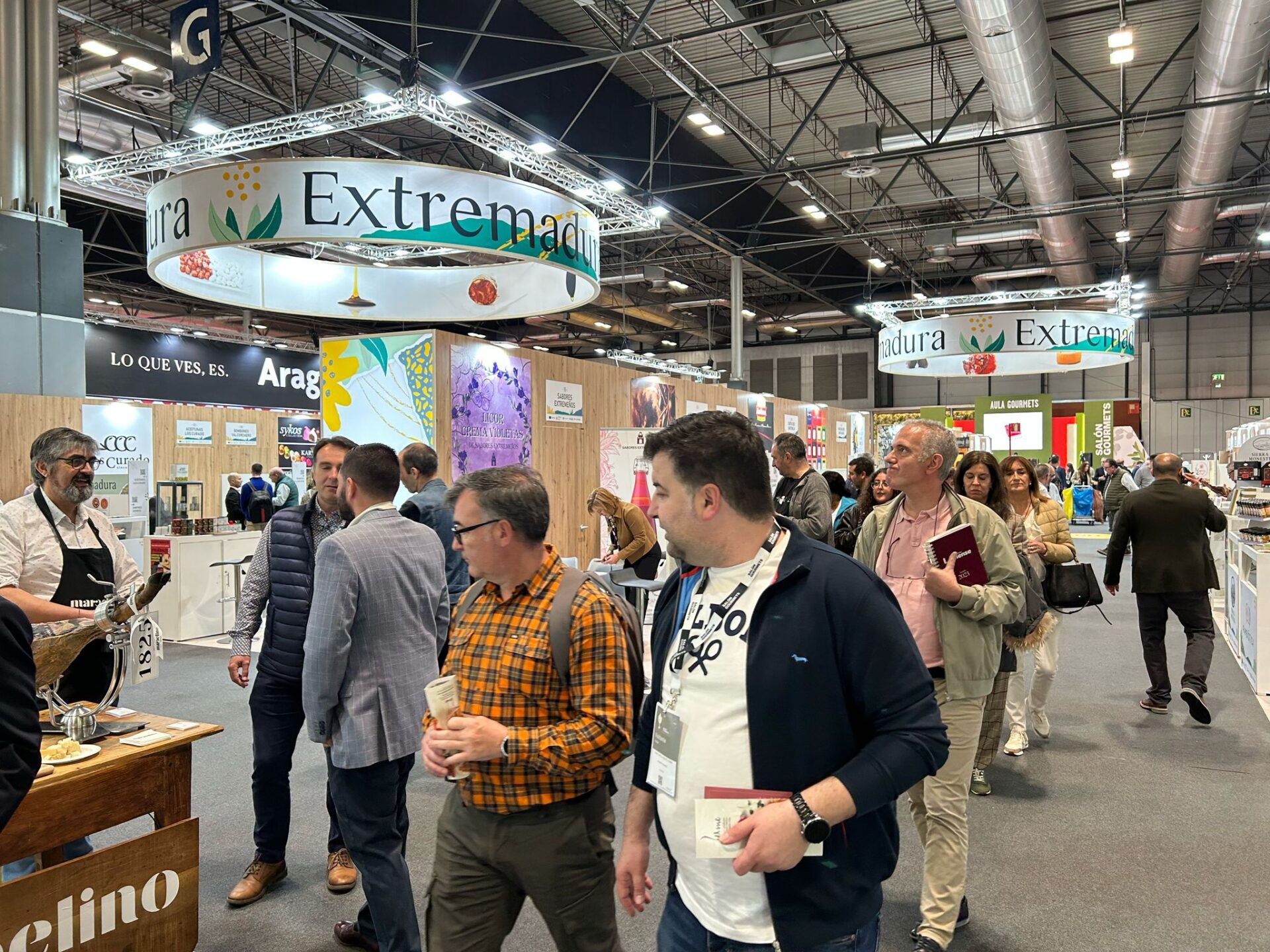 Casi un centenar de empresas extremeñas ha expuesto sus productos en el Salón Gourmet en Madrid