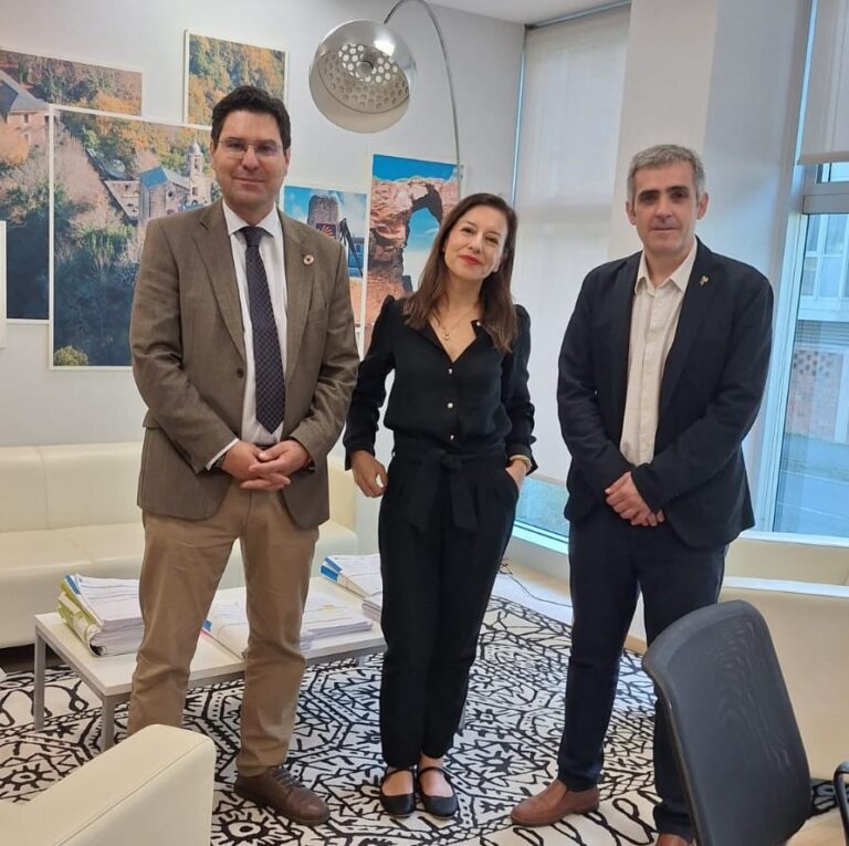 Representantes de RESTAURA mantienen un encuentro con la Agencia de Protección de la Legalidad Urbanística de Galicia para conocer su modelo de gestión