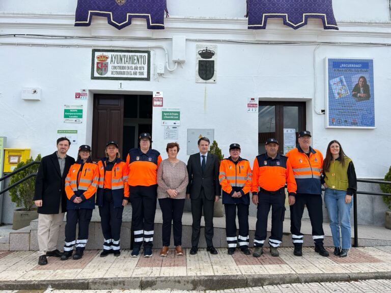 La Consejería de Presidencia, Interior y Diálogo Social entrega material y vestuario a la agrupación de Protección Civil en Maguilla