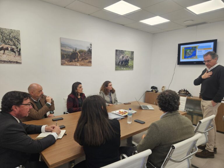 Santamaría muestra el apoyo de la Junta a la empresa Ingulados de Cáceres en su proyección de crecimiento