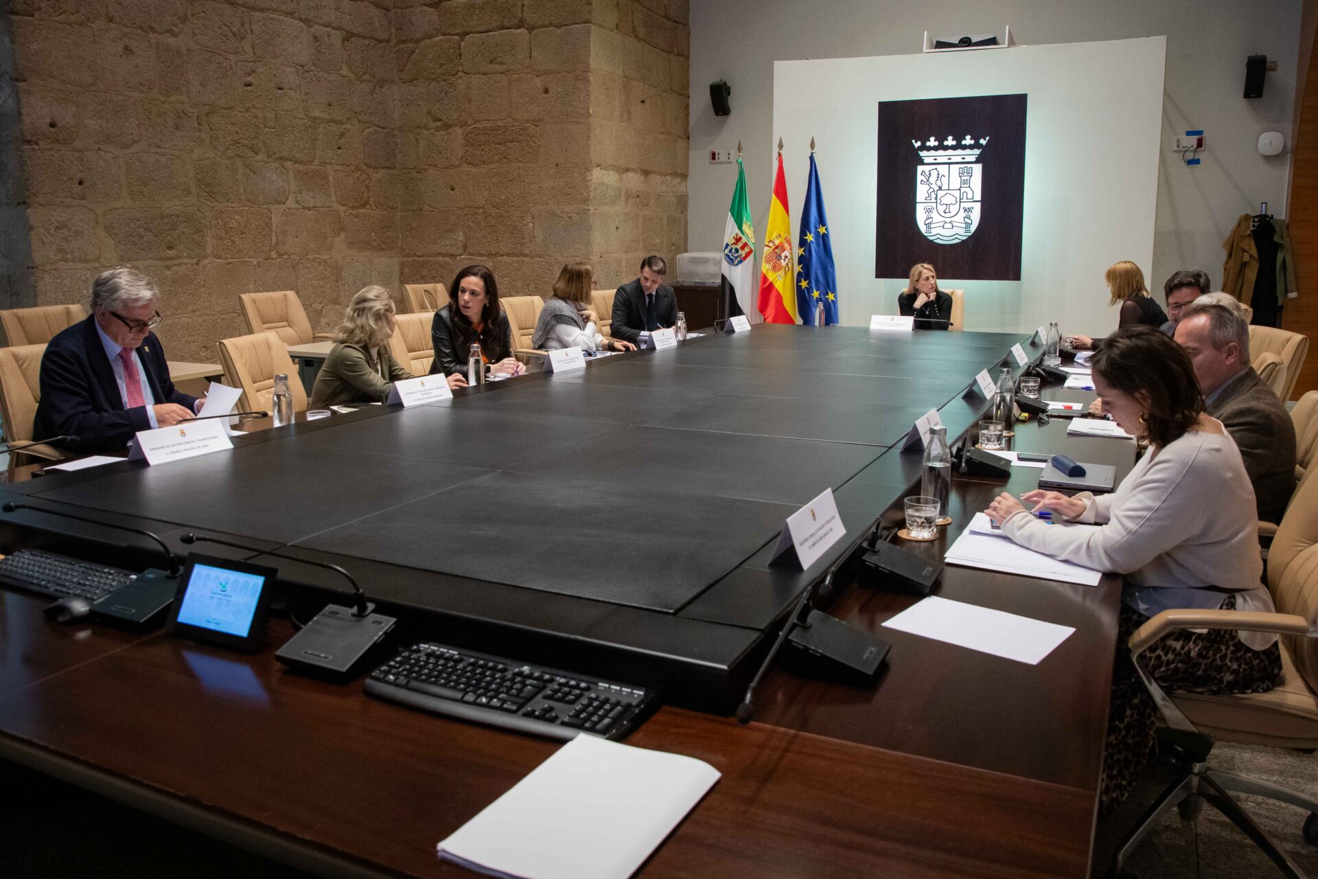 El Consejo de Gobierno autoriza el primer pago de la subida salarial de los empleados públicos extremeños pendiente desde el año 2020