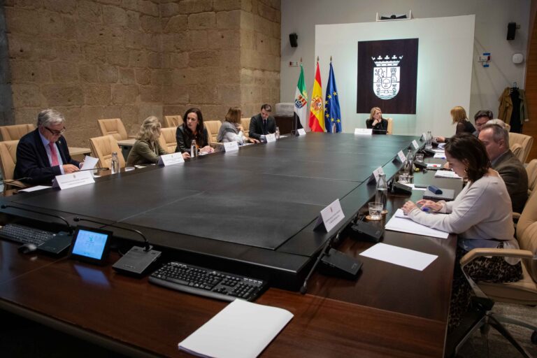 El Consejo de Gobierno autoriza el primer pago de la subida salarial de los empleados públicos extremeños pendiente desde el año 2020
