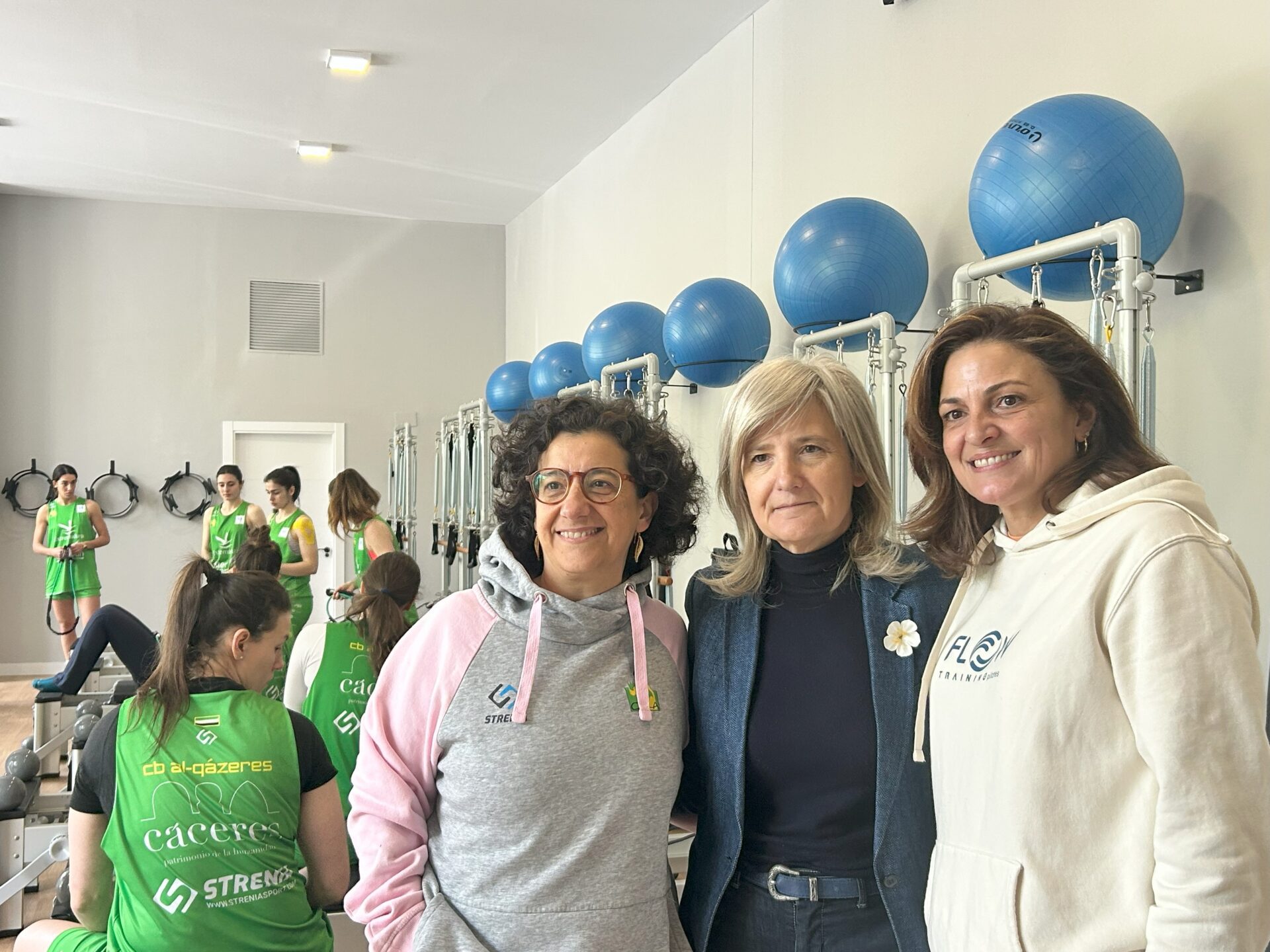 Bazaga respalda el emprendimiento femenino en el deporte en su visita al estudio de pilates ‘Flow Training’ en Cáceres