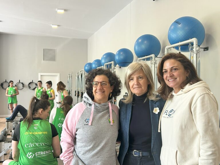 Bazaga respalda el emprendimiento femenino en el deporte en su visita al estudio de pilates ‘Flow Training’ en Cáceres