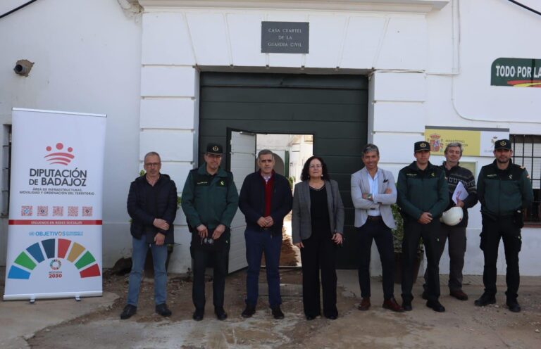 Visita a las obras de mejora en el acuartelamiento de la Guardia Civil de Granja de Torrehermosa
