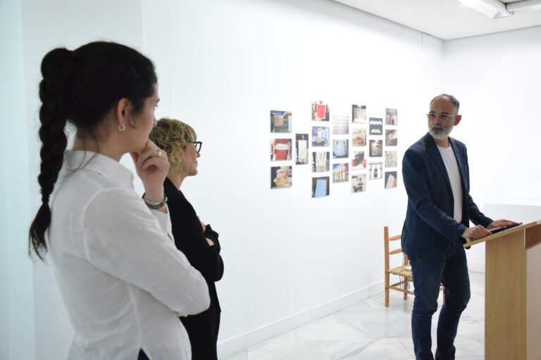 La Junta reafirma su compromiso con los jóvenes creadores en la inauguración de ‘Muestrario’, de Edén Barrena, en la Sala Europa