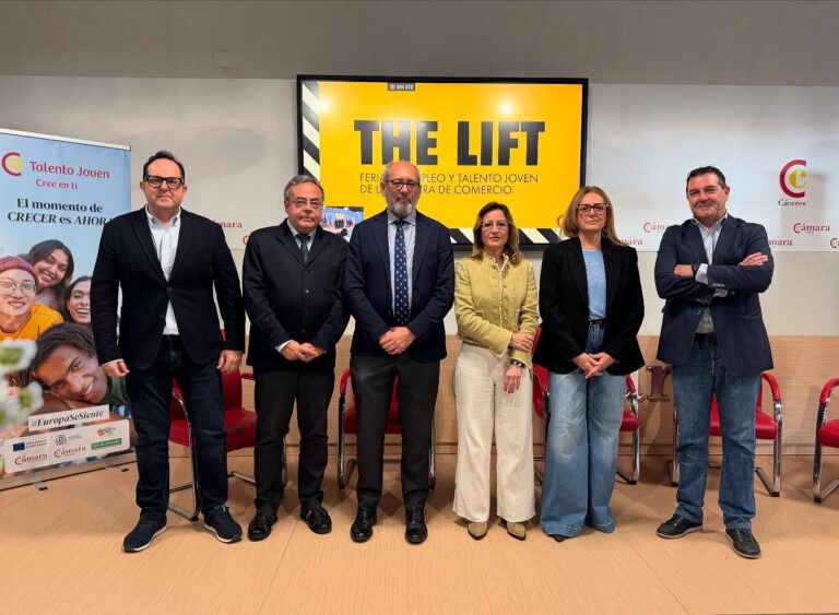 La Junta participa en la I Feria de Empleo de la Cámara de Comercio de Cáceres, punto de encuentro entre oferta y demanda laboral