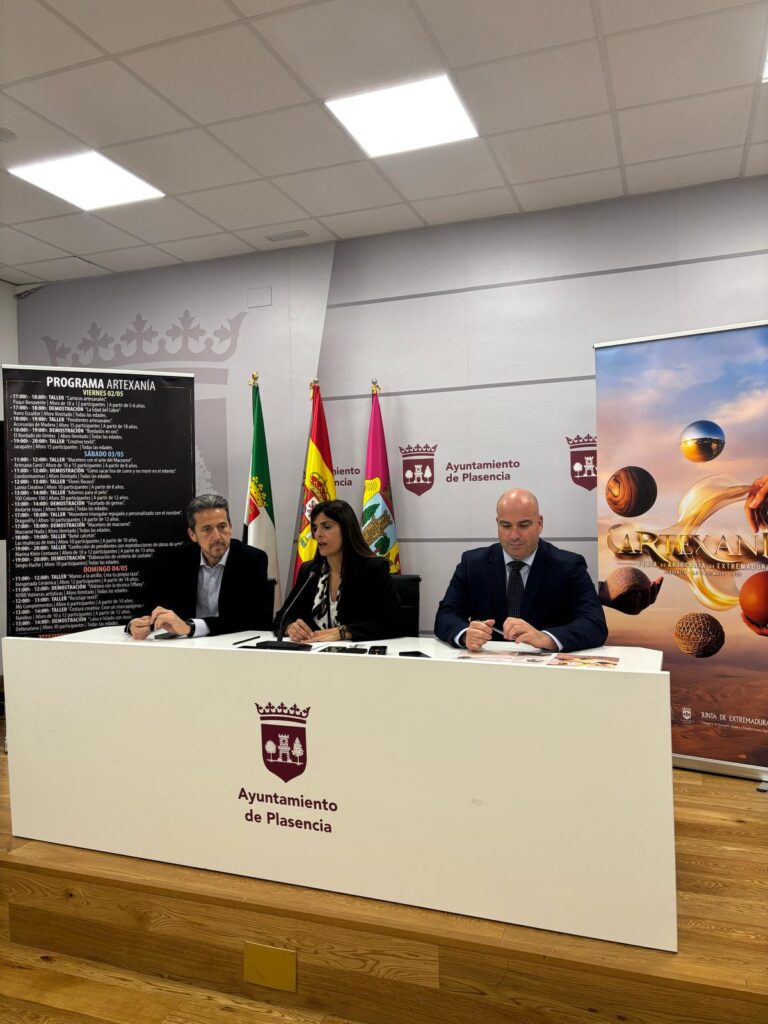 La Junta reafirma su compromiso con la artesanía regional en la presentación de la II Feria de Artesanos de Extremadura ARTEXANÍA
