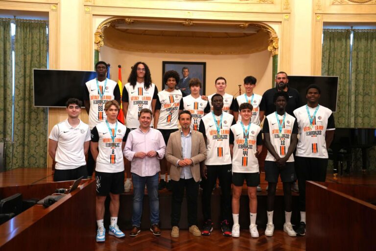 El Vitaly La Mar BCB Junior es recibido en el Palacio Provincial pacense