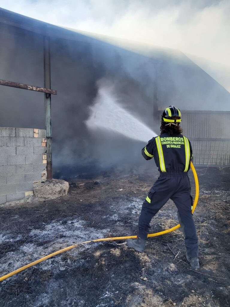 Los bomberos provinciales de la Diputación de Badajoz realizan multitud de intervenciones durante el apagón que ha afectado a España y Portugal