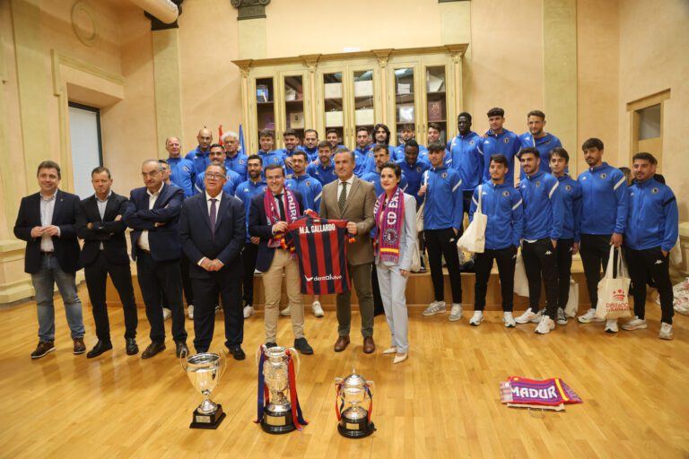 El CD Extremadura ofrece su título de campeón de Tercera División en la Diputación de Badajoz