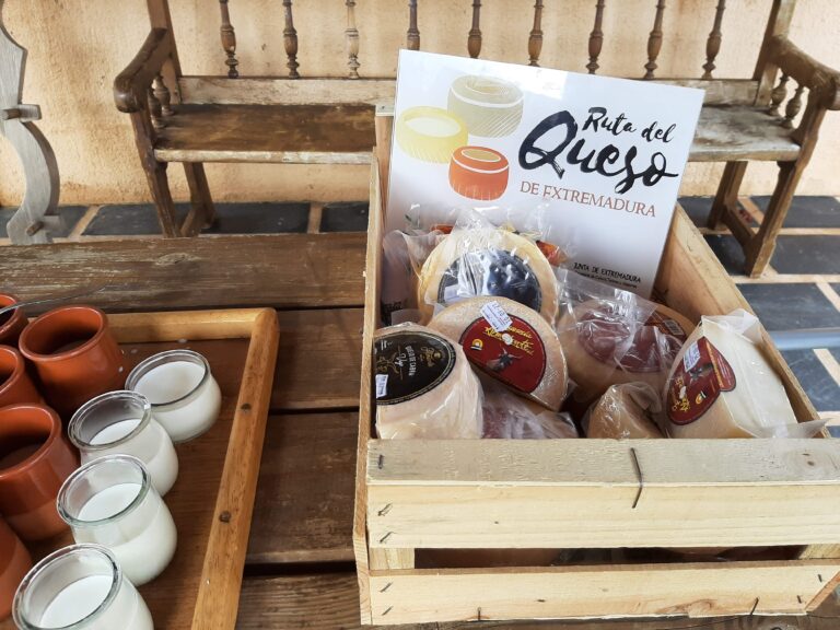 La Junta participa en la Feria Nacional del Queso de Trujillo para promocionar las experiencias de turismo gastronómico
