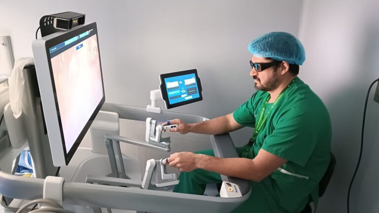 El Hospital Universitario de Cáceres realiza más de 80 operaciones en un año con el robot quirúrgico HUGO RAS