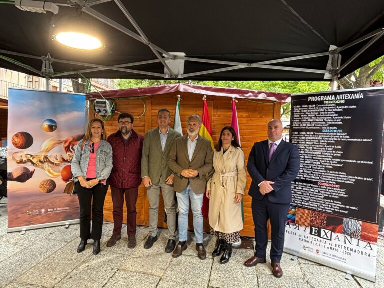 La Junta de Extremadura apuesta por el talento artesanal en la II Feria de Artesanía de Extremadura, Artexanía, en Plasencia