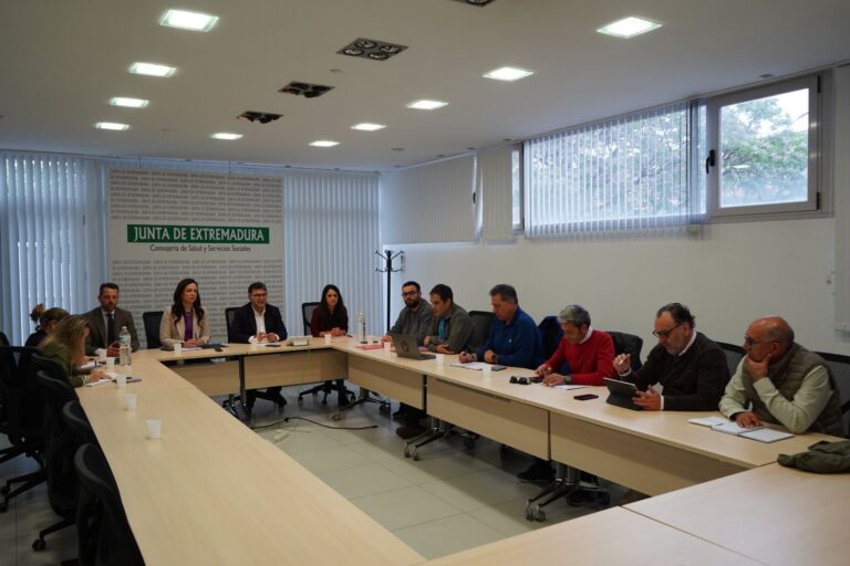 El SES reúne a agentes sociales y patronal para conocer de primera mano los términos del nuevo convenio de transporte sanitario con el compromiso firme de nueva licitación