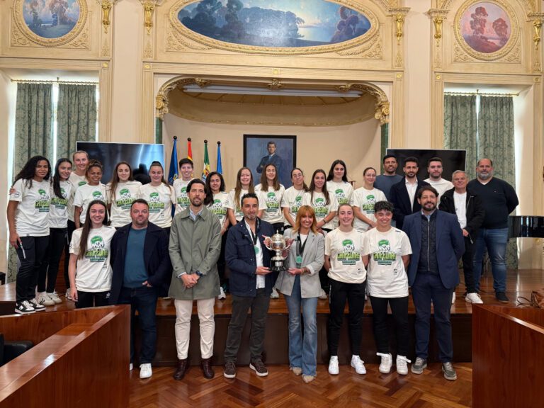 Las jugadoras del Sport Extremadura son recibidas en el Palacio Provincial para celebrar su ascenso