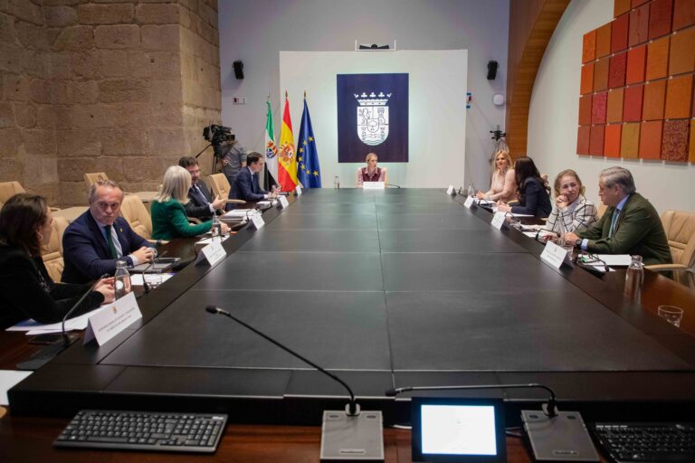 La Junta de Extremadura destina 3,5 millones de euros en ayudas a los agricultores del olivar y de la viña de secano