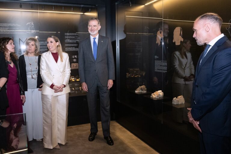 María Guardiola acompaña al rey Felipe VI en la inauguración de la ‘Sala de Protohistoria’ del Museo Arqueológico Provincial de Badajoz