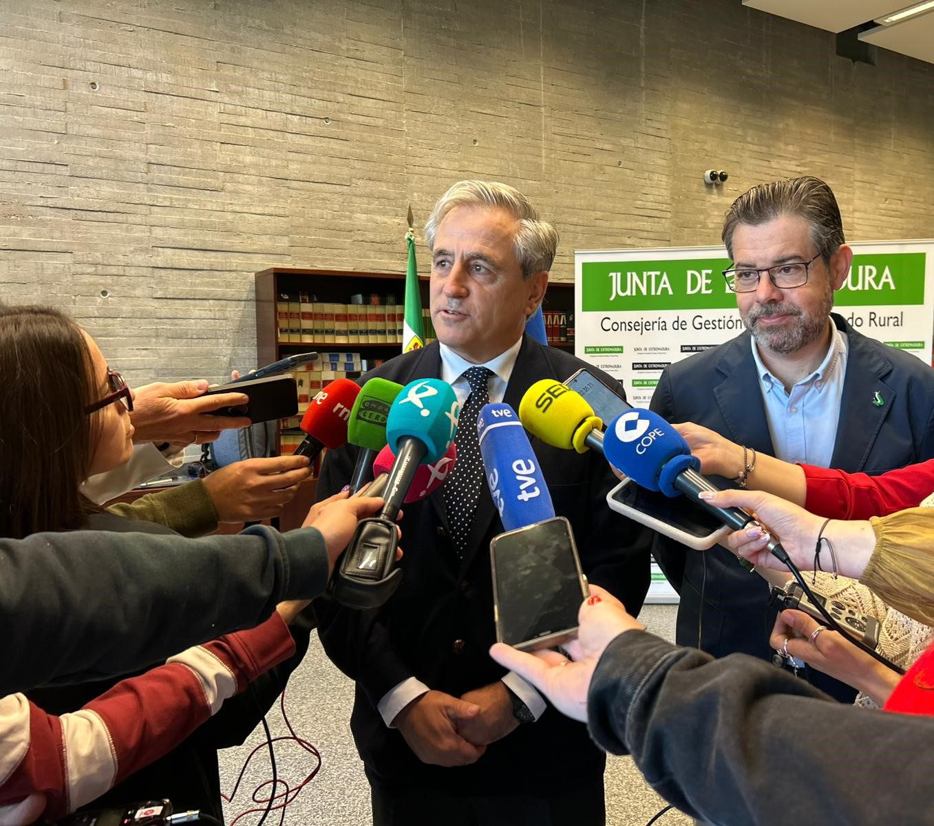 La Consejería de Gestión Forestal y Mundo Rural avanza en un desayuno informativo los detalles del operativo del Plan INFOEX para 2025