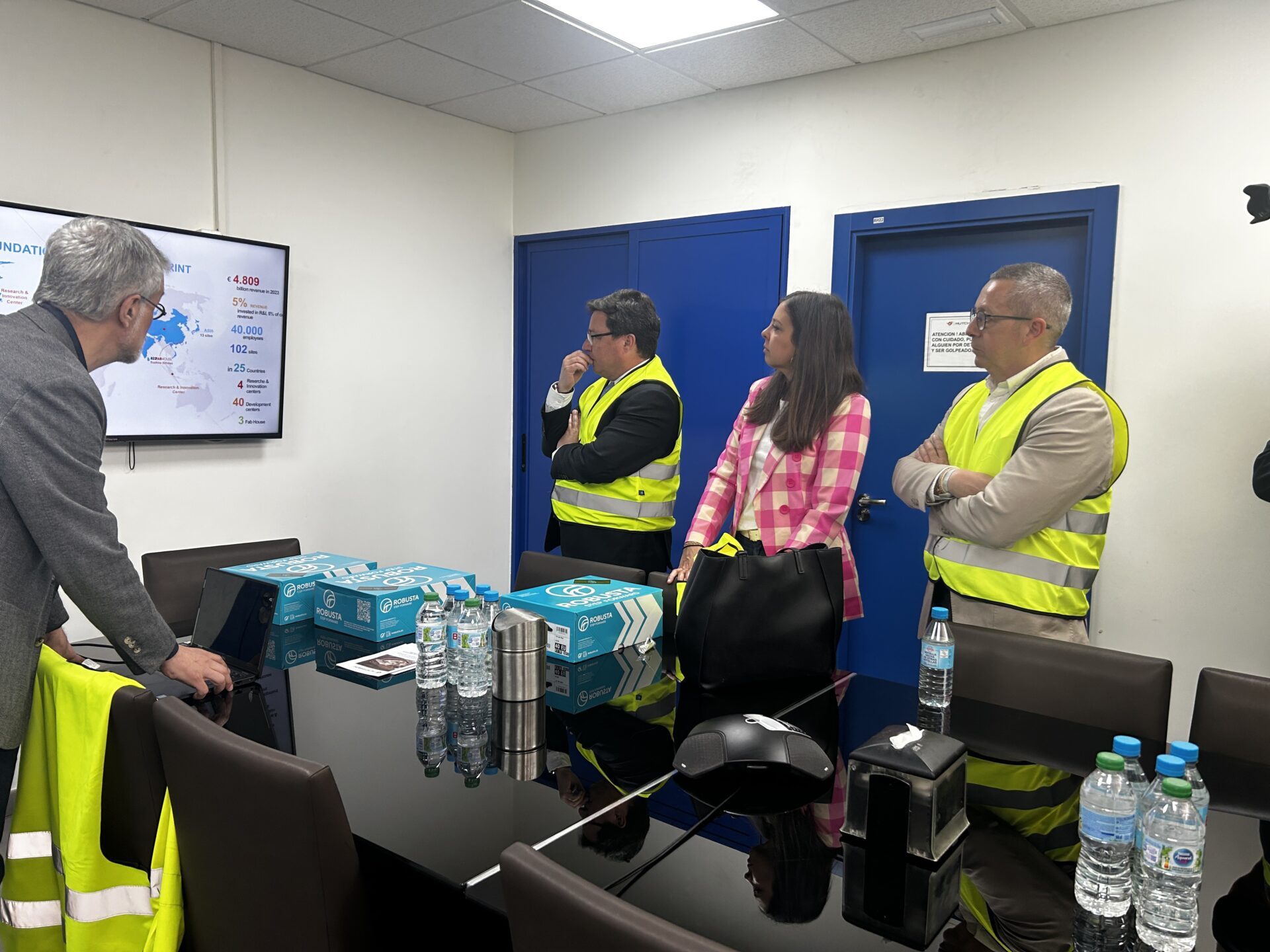 El consejero de Economía expone en su visita a Catelsa las oportunidades que ofrece a las empresas el sector empresarial de la Defensa