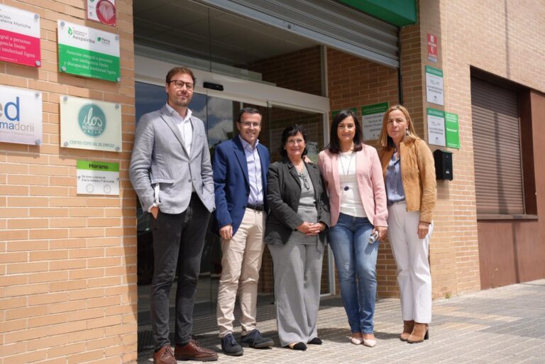 Miguel Ángel Gallardo visita las instalaciones de AEXPAINBA en Badajoz