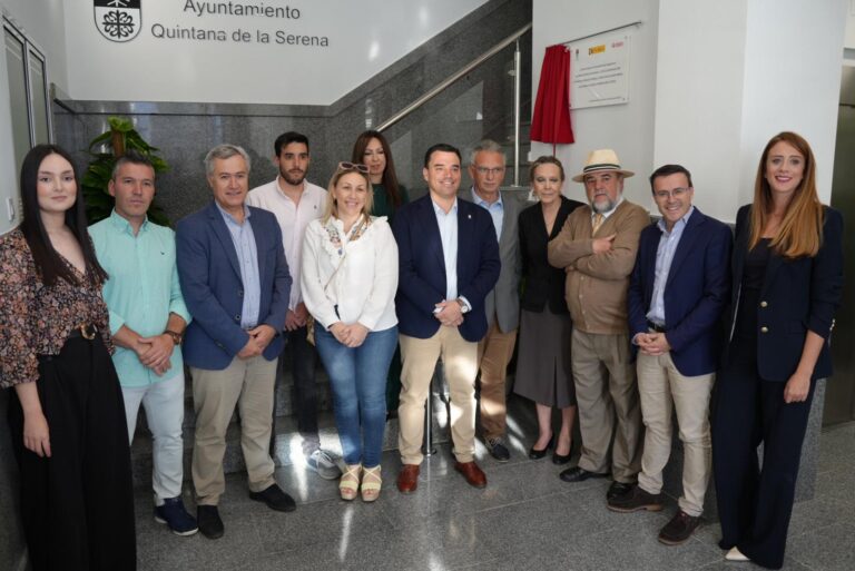 El presidente de la Diputación asiste a la inauguración del renovado Ayuntamiento de Quintana de la Serena