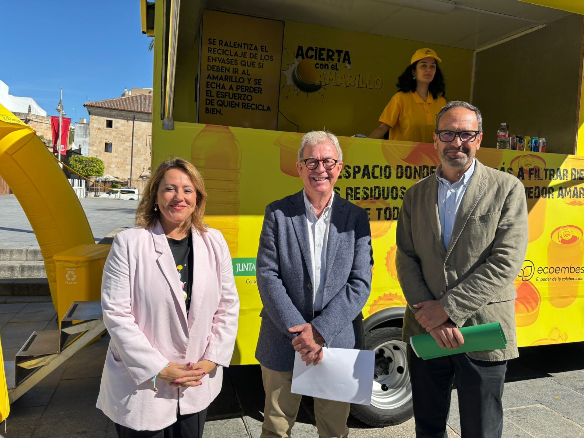 La Junta presenta la campaña ‘Acierta con el amarillo’ que llevará el reciclaje a 15 municipios extremeños