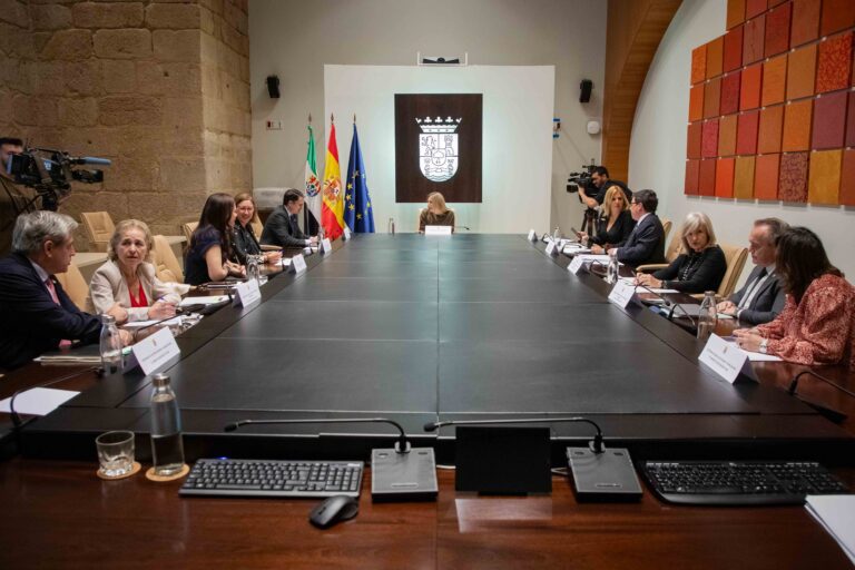 El Consejo de Gobierno autoriza una inversión de 8,2 millones de euros para garantizar la gratuidad del transporte en autobús en 2025