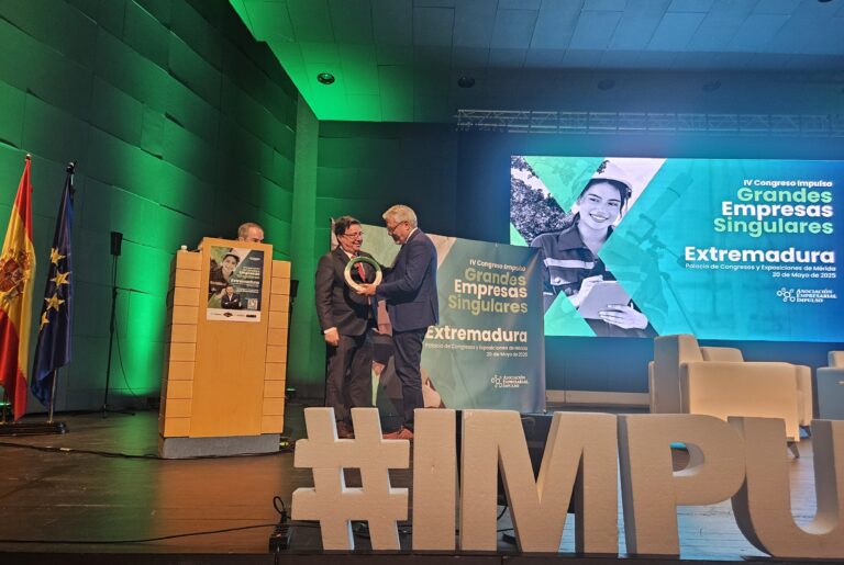 El consejero de Economía explica a los empresarios las medidas de apoyo puestas en marcha por el Gobierno extremeño