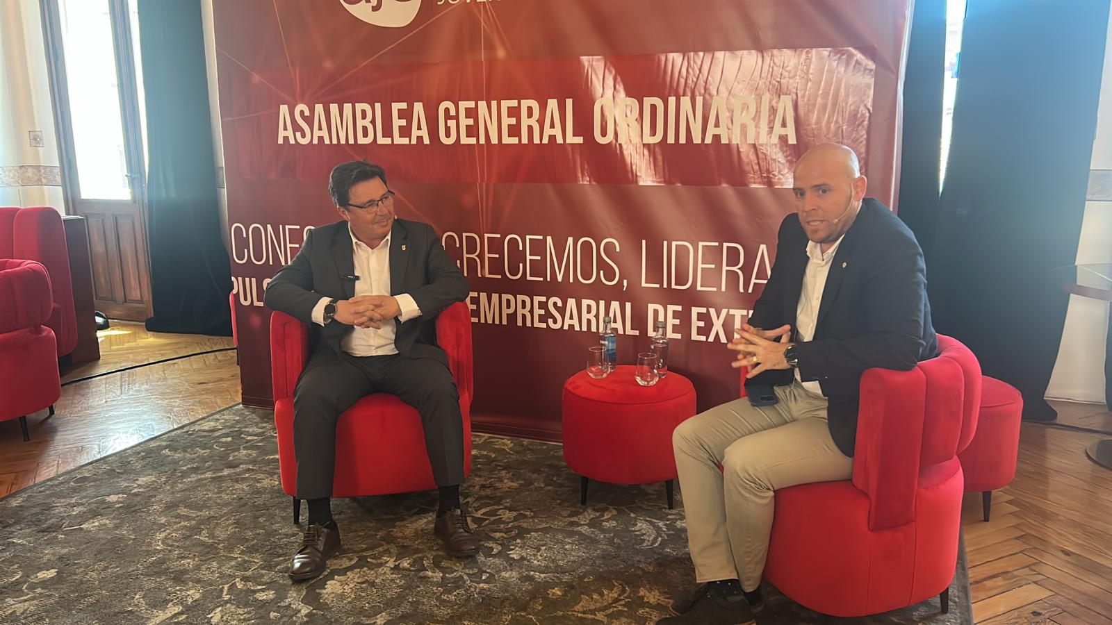 Santamaría destaca en la clausura de la Asamblea de AJE que “Extremadura es un Fórmula 1 que ha ido, hasta hace dos años, a 20 km/h”