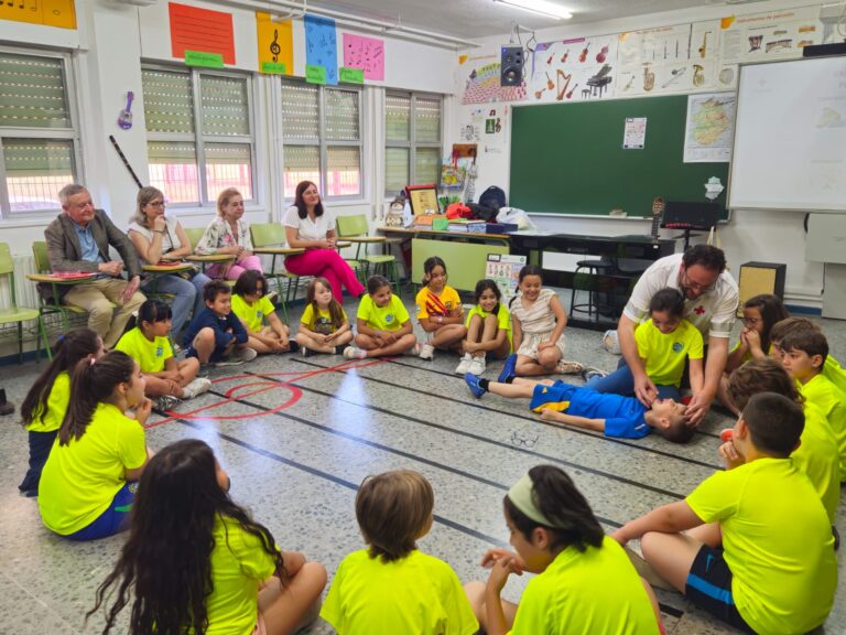 La consejera de Educación destaca el éxito del programa de primeros auxilios desarrollado en los colegios en colaboración con Cruz Roja