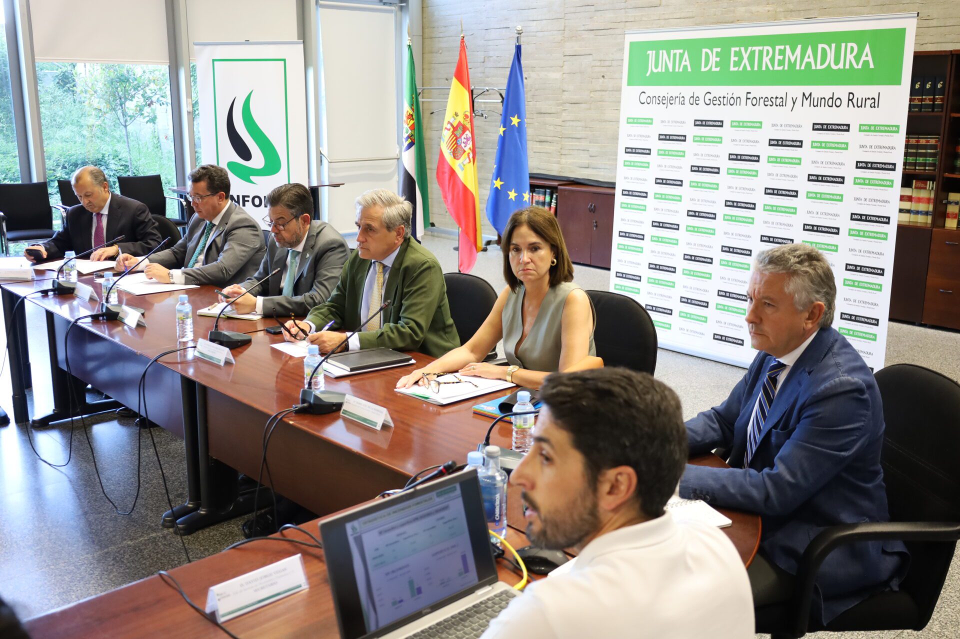 La Junta de Extremadura difunde un decálogo con recomendaciones para la población durante las labores de extinción de incendios forestales