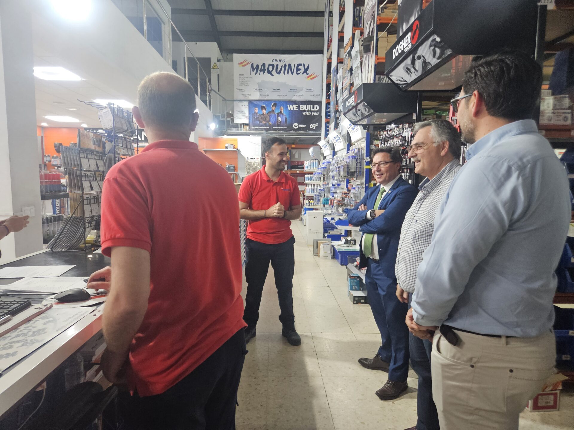 Santamaría anima a los organizadores de FIMIR a que se convierta en una feria oficial en su próxima edición en 2027 con motivo de su visita a Maquinex en Almendralejo