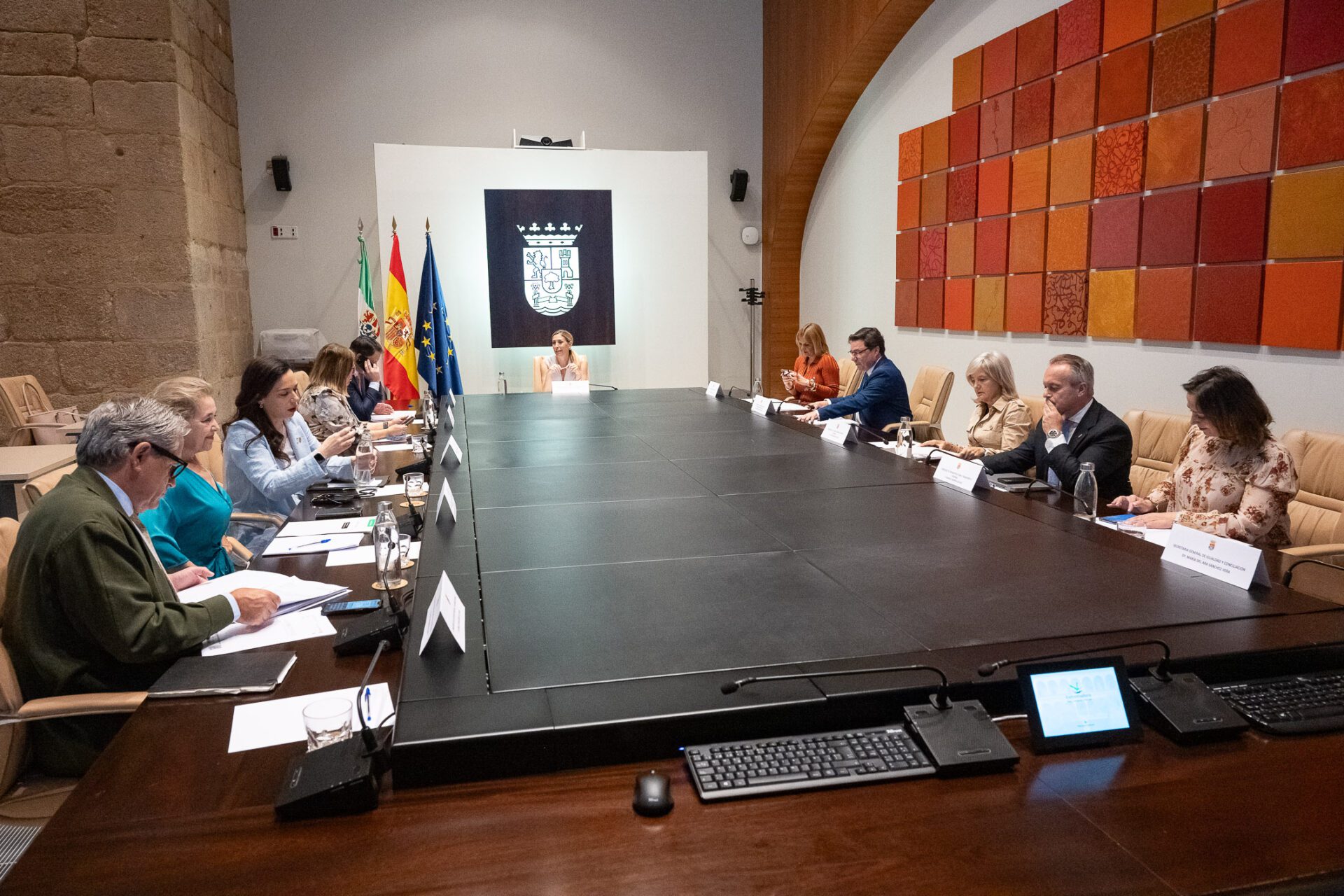 La Junta de Extremadura aprueba una ayuda urgente de 28 millones de euros para explotaciones de ovino y de cereza