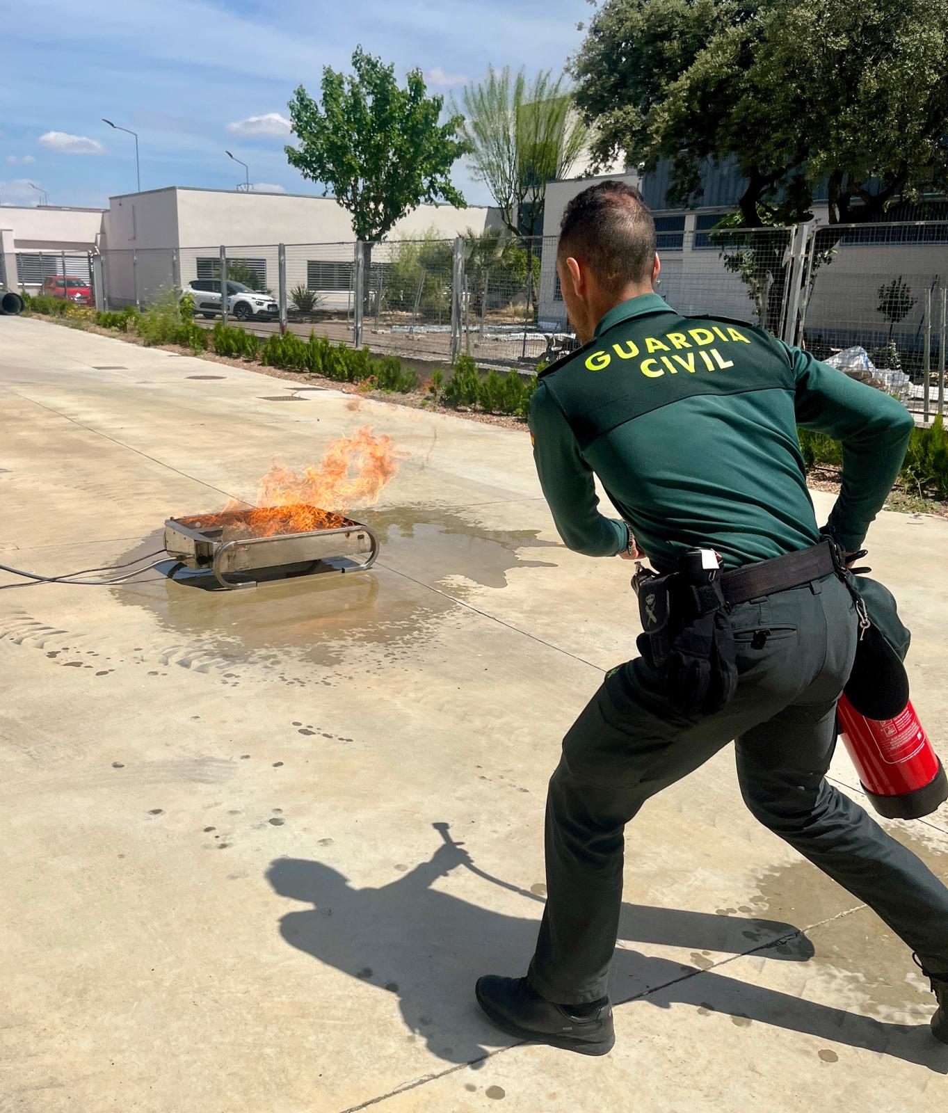 Los bomberos del CPEI instruyen a la Guardia Civil y soldados de la Base General Menacho