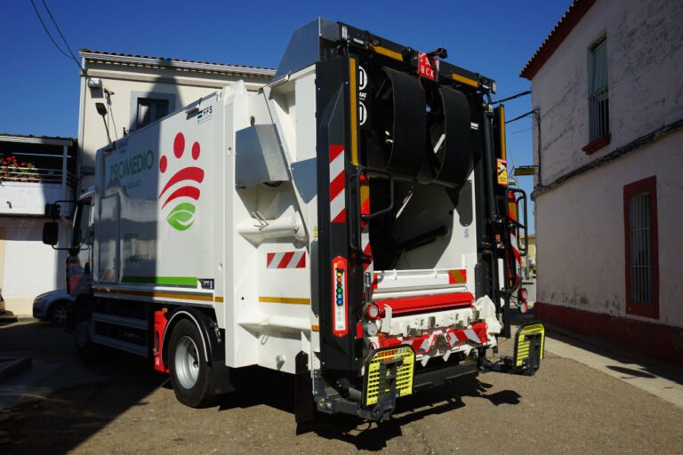 Nuevo camión recolector para entidades locales menores de Don Benito y Villanueva de la Serena