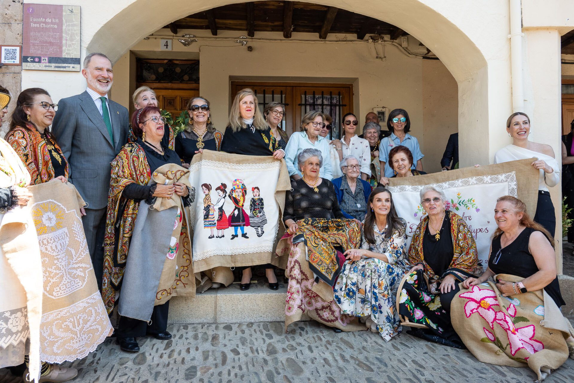 La presidenta de la Junta de Extremadura acompaña a los Reyes en su visita a Guadalupe con motivo del décimo aniversario de la proclamación de Felipe VI