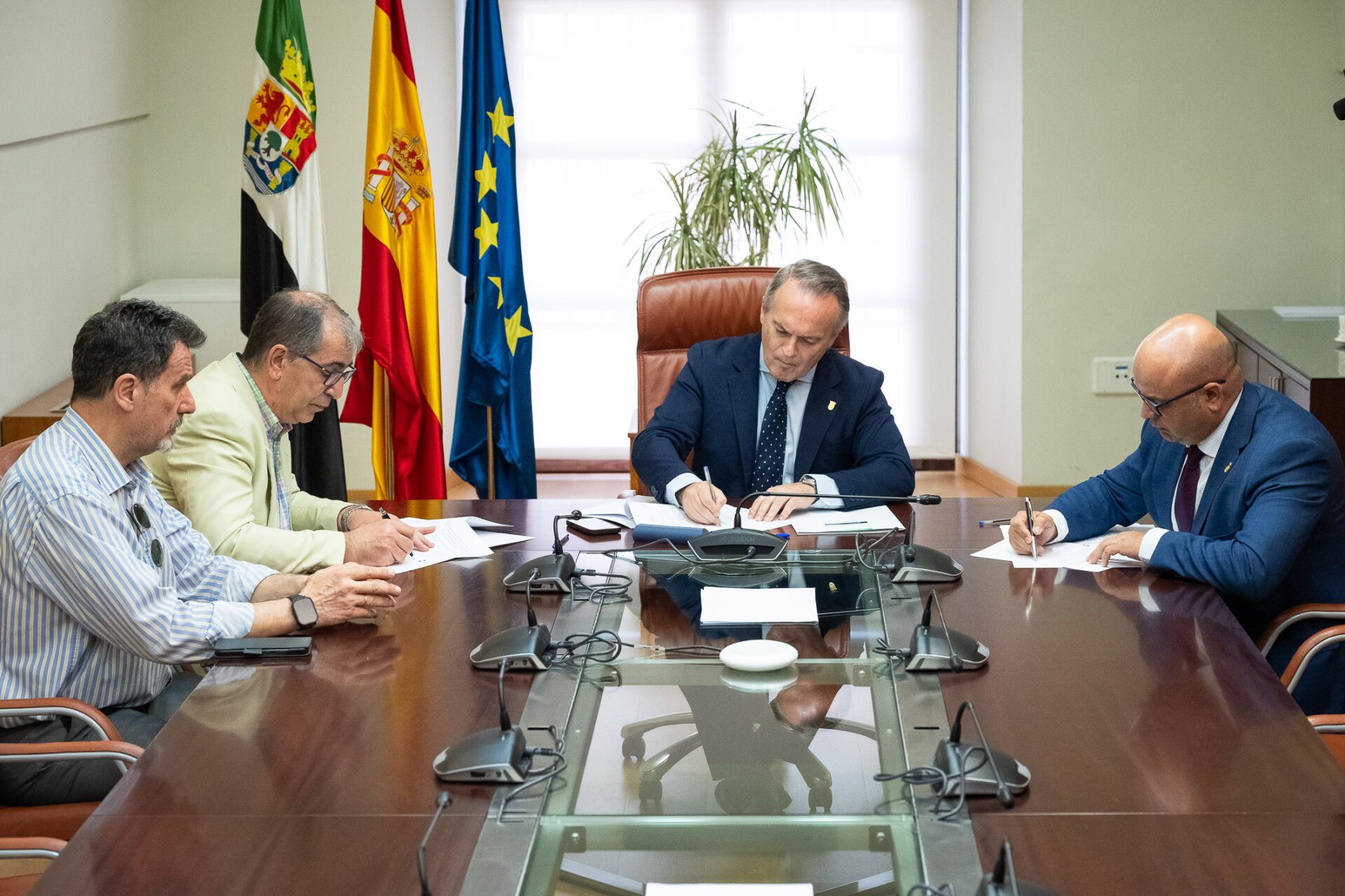 Junta y colegios de Abogados de Cáceres y Badajoz firman el convenio para asesoramiento jurídico a afectados por ocupación ilegal de viviendas