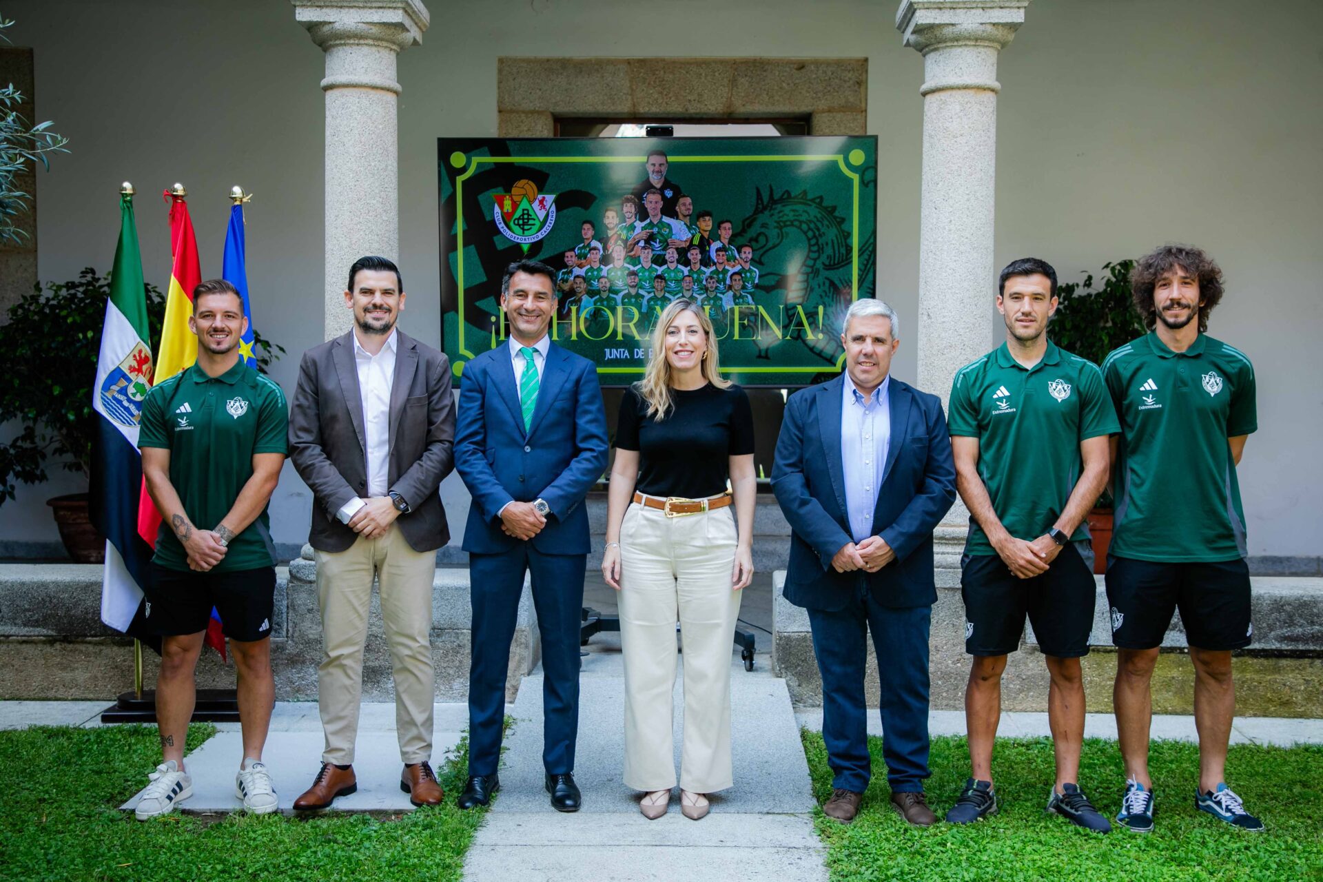 La presidenta María Guardiola recibe al CP Cacereño tras su ascenso a Primera Federación