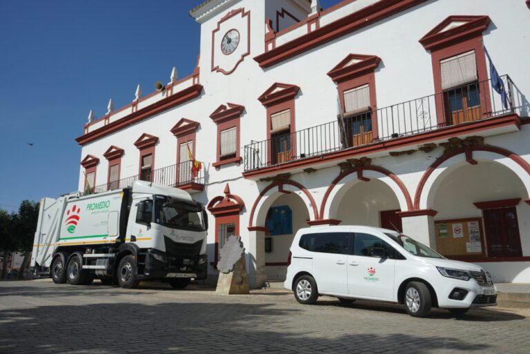 Un nuevo camión mejora el servicio de recogida de residuos a 30.000 habitantes del suroeste de la provincia
