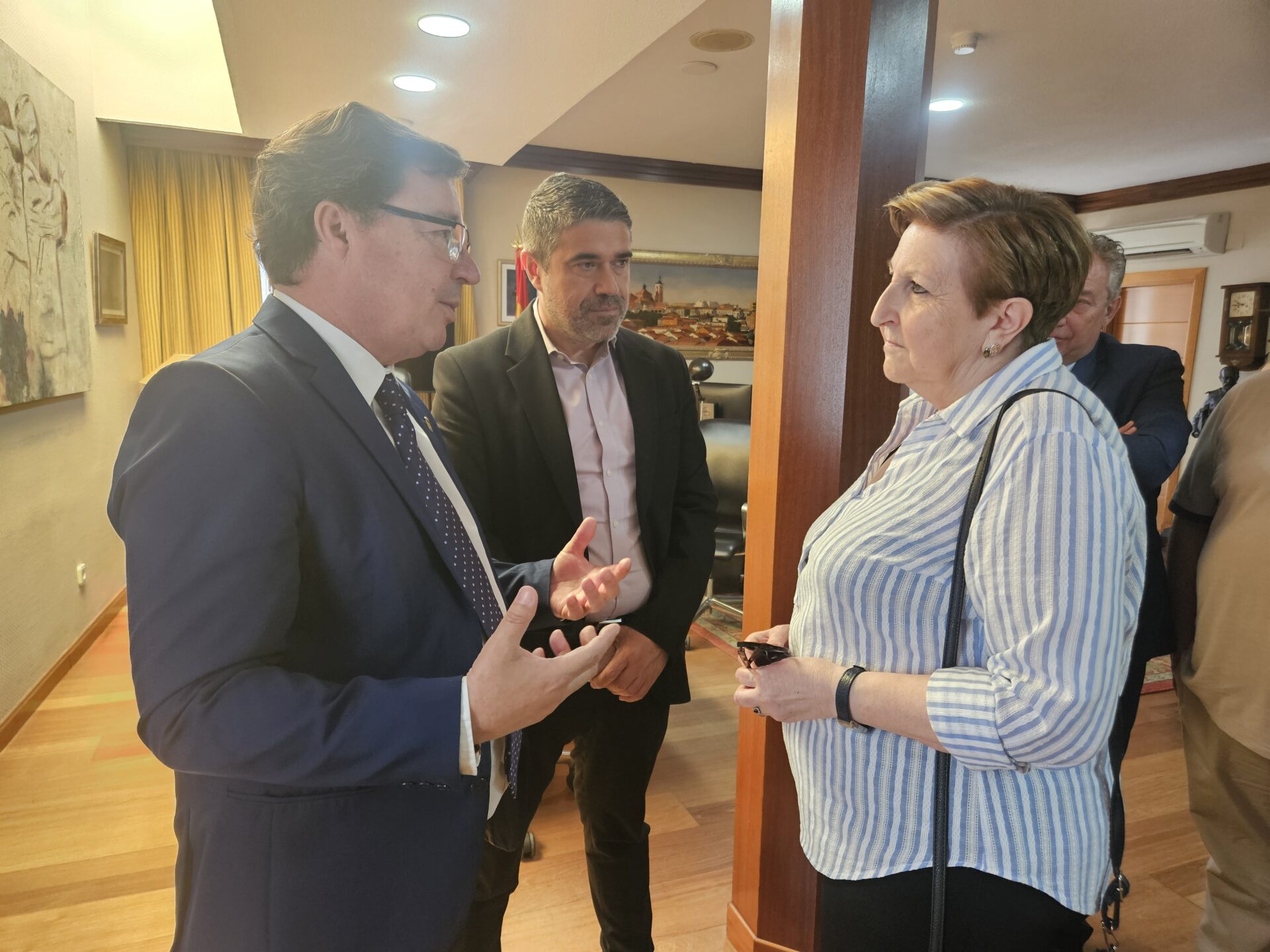 Santamaría se reúne con la presidenta de las Casas de Extremadura en Madrid para el intercambio de talento entre ambas comunidades