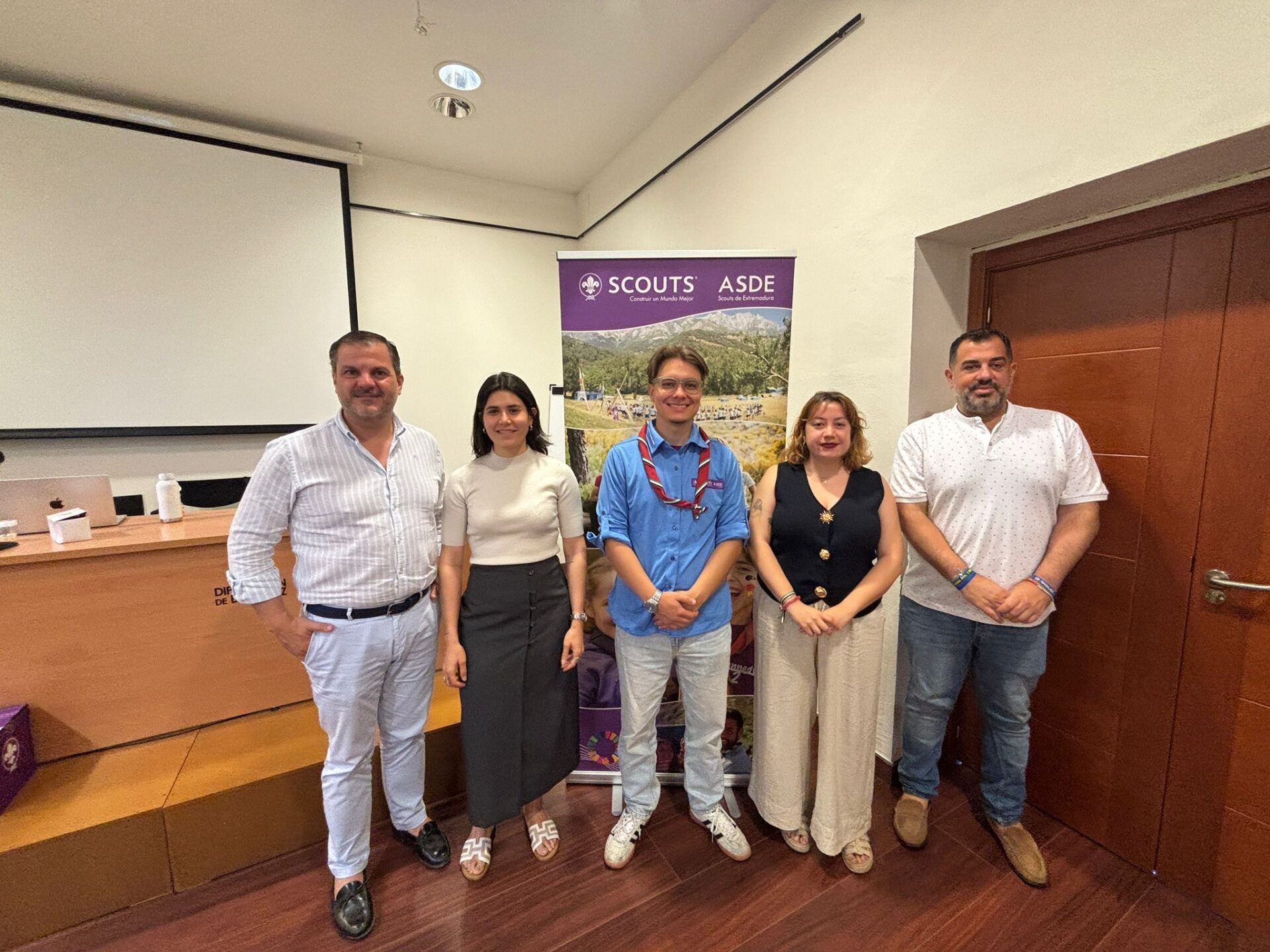 La directora general del IJEX inaugura la asamblea regional de ASDE ¿ Scouts de Extremadura