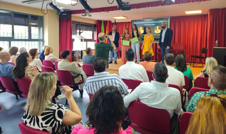 La consejera de Educación agradece a los empresarios extremeños su colaboración en la implantación de la Formación Profesional Dual