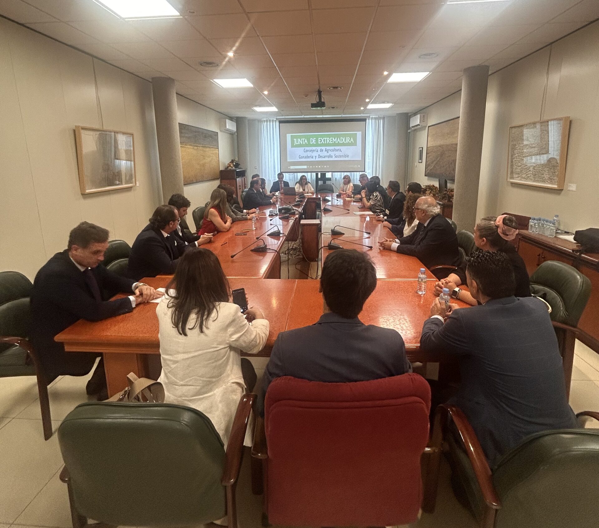 Agricultura firma con once entidades financieras un convenio para la gestión de los préstamos al olivar y viñedo de secano