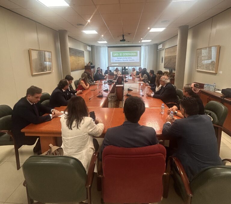 Agricultura firma con once entidades financieras un convenio para la gestión de los préstamos al olivar y viñedo de secano