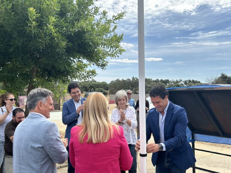 Bazaga anuncia un programa de formación en socorrismo para reforzar la seguridad en las playas con Bandera Azul