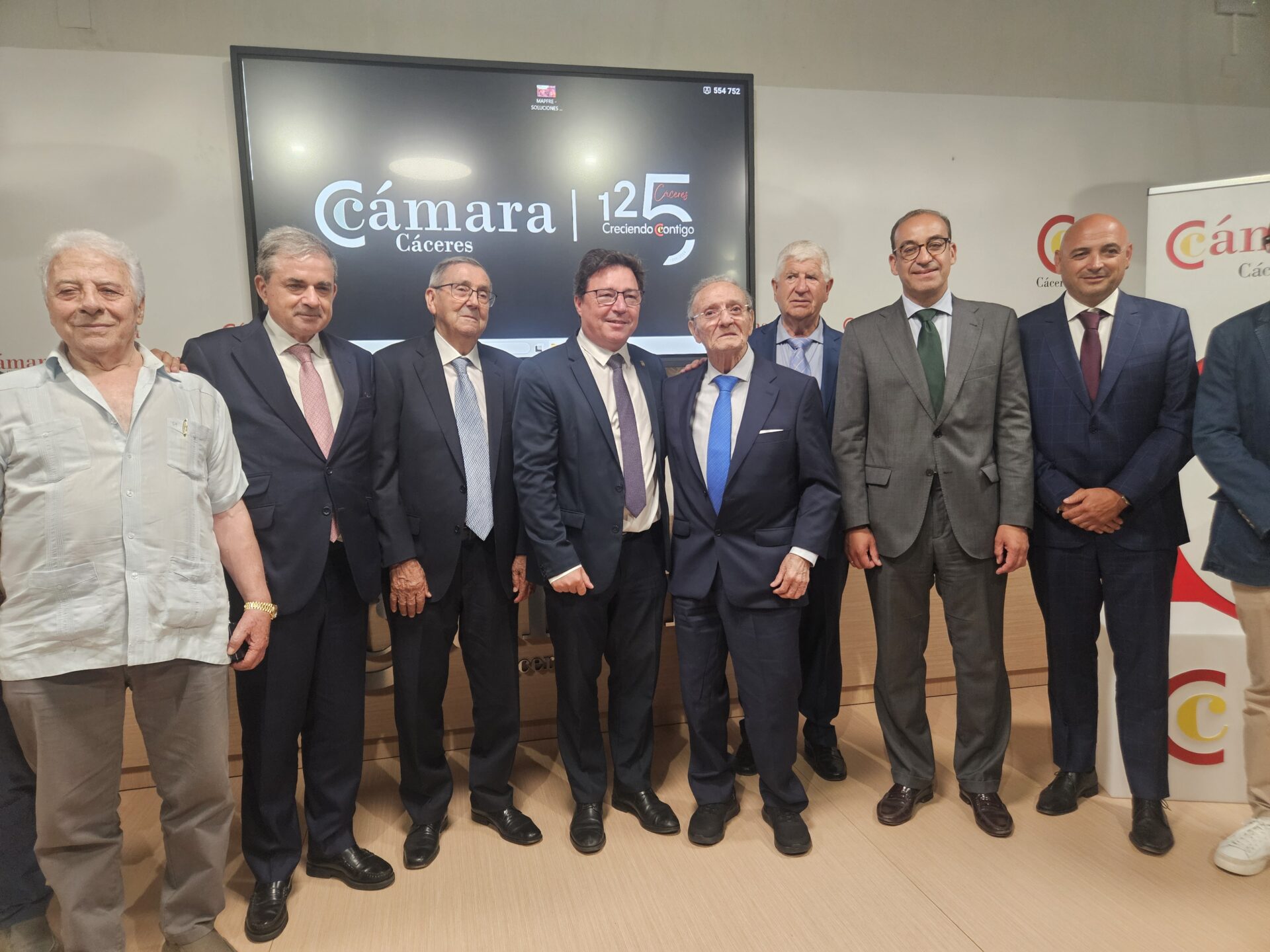 Santamaría destaca el valor de las cinco empresas familiares cacereñas premiadas por su excelencia y destaca su papel como motor de desarrollo económico de Extremadura