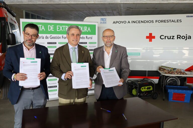 La Consejería de Gestión Forestal y Mundo Rural y Cruz Roja Española firman un convenio para establecer un dispositivo de apoyo al Infoex