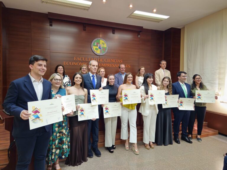 La consejera de Educación destaca la excelente preparación del alumnado universitario en los Premios Excelencia de Caja Rural de Extremadura