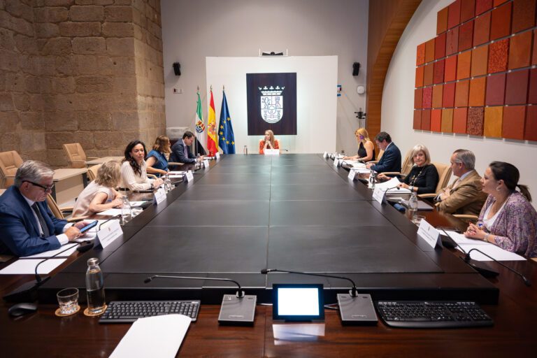 La Junta de Extremadura declara estratégico un plan que formará a 151 personas en reparación de dispositivos tecnológicos